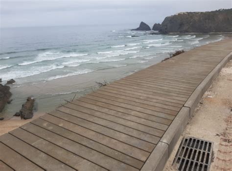 Fotografía de una pasarela retráctil de plástico reciclado en una playa chilena