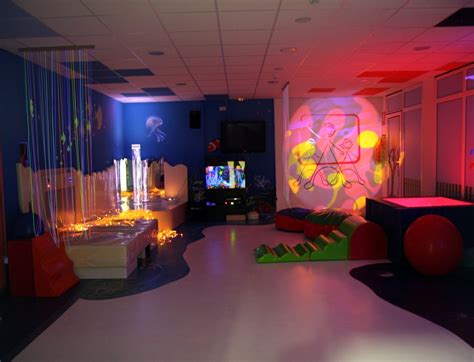 diseño de sala multisensorial, equipo y usuarios interactuando