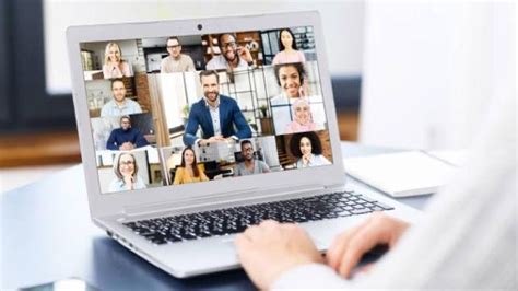 Familiares de distintas edades realizando una videollamada grupal desde diferentes ubicaciones