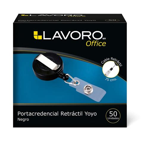 Persona con guantes gruesos estirando un credencial retráctil yoyo