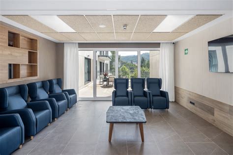 Fotografía de las instalaciones de la residencia, destacando los espacios luminosos y el jardín, diseñados para el confort de los residentes.