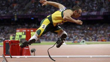 Fotografía de Oscar Pistorius corriendo con sus prótesis de fibra de carbono.