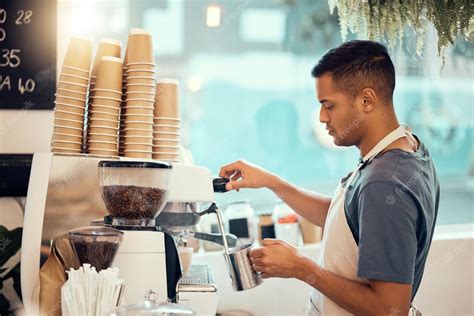 Foto temática: Un barista con discapacidad trabajando en una cafetería adaptada
