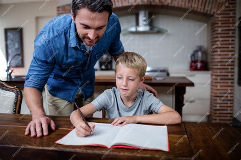 Ilustración de un padre ayudando a su hijo con discapacidad a realizar ejercicios en casa