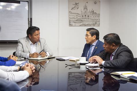 Reunión entre directores escolares, carabineros y autoridades locales sobre seguridad