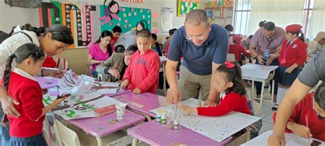 Voluntarios apoyando actividades educativas en una escuela básica