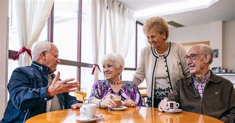 Fotografía temática de un hogar de ancianos con religiosas y residentes interactuando