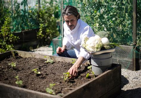 Fotografía de Manuel mostrando la huerta que cultiva en el hogar.