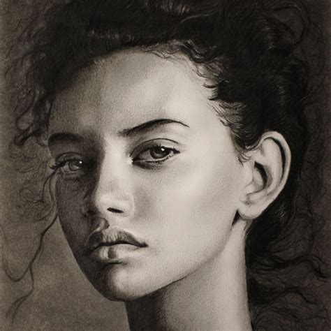 Retrato de anciano con fondo oscuro y manos visibles, estilo realista