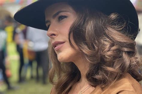 Foto de la actriz Natasha Klauss, de 50 años, sonriendo y relajada, posiblemente en un entorno natural.
