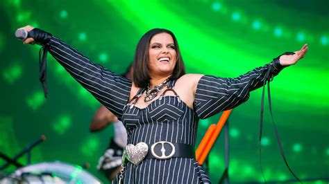 Foto de la cantante Nelly Furtado en una imagen de redes sociales con una camiseta de talla gigante.