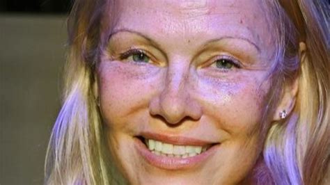 Foto de Pamela Anderson sin maquillaje en un evento público, mostrando su rostro natural.
