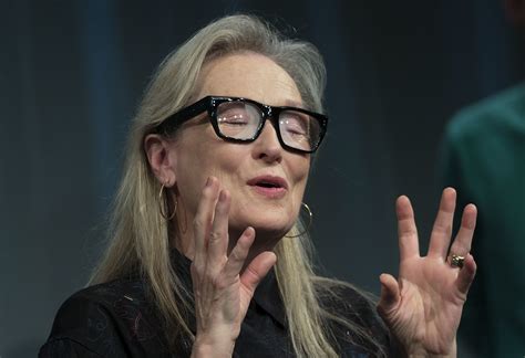 Foto de Meryl Streep saludando a sus fans en un evento, mostrando su expresión natural.