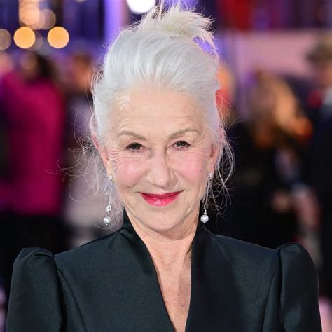 Retrato de Helen Mirren con una expresión de sabiduría y naturalidad.