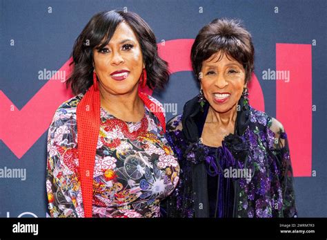 Foto de grupo de Marla Gibbs, Carol Burnett y Willie Nelson sonriendo y mostrando energía.