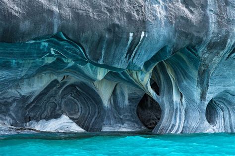 Foto panorámica de las Capillas de Mármol con el lago turquesa
