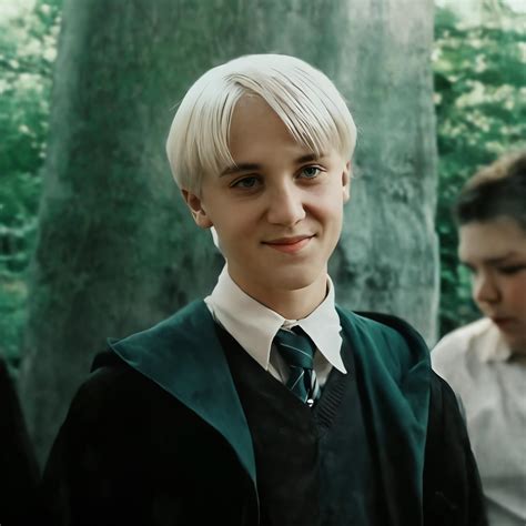 Draco Malfoy envejecido por Inteligencia Artificial con cabello rubio y colores de Slytherin