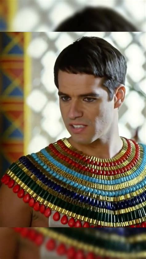 Moisés, príncipe de Egipto, contemplando el horizonte