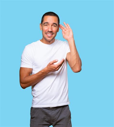 Fotografía de Nick Vujicic sonriendo y haciendo un gesto con la mano.