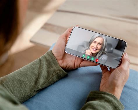 imagen de persona mayor usando videollamada