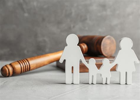 Ilustración de una familia en un tribunal, representando la custodia de los hijos.