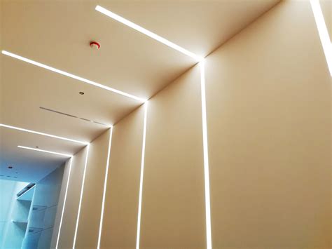 Tiras de luz LED de evacuación dinámica en la pared de un túnel