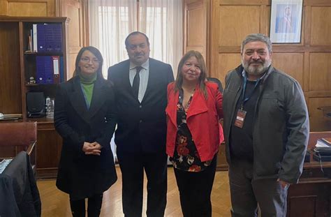 Fotografía de Michelle Rodríguez, presidenta de la Agrupación de Cuidadores de Personas Postradas, en el centro.
