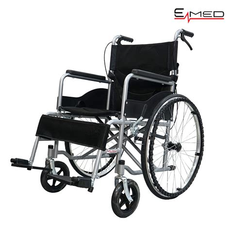 Silla de ruedas geriátrica manual con ruedas pequeñas, un cuidador la empuja