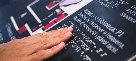 Ejemplos de carteles con braille, texturas y relieves