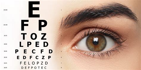 Infografía comparativa de la agudeza visual: visión normal frente a visión con patologías (cataratas, glaucoma, degeneración macular).