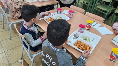 Foto: Niños comiendo en un comedor escolar, simbolizando el apoyo a familias vulnerables
