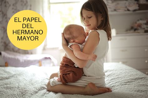 Familiares apoyando a un hermano mayor con discapacidad