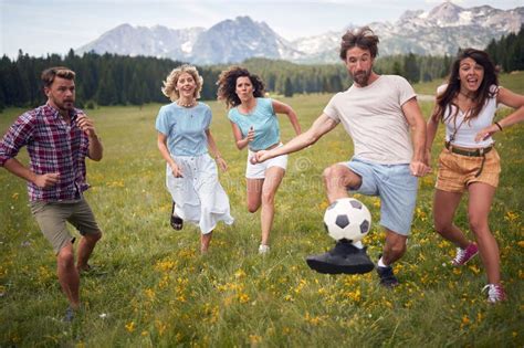 Grupo de personas jugando bochas