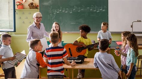 Jóvenes participando activamente en una clase de música con instrumentos