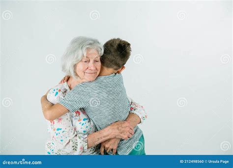 Foto de una abuela y un nieto interactuando felizmente