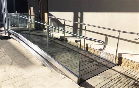 Rampa accesible junto a una escalera