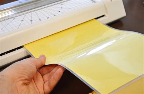 Comparativa de tarjetas de papel laminado dañadas por humedad y una tarjeta PVC intacta