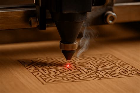 Grabado en madera que representa un rostro anciano con detalles de líneas de expresión