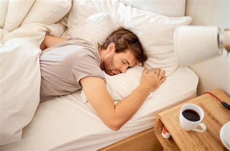 Imagen de una persona descansando y cuidándose
