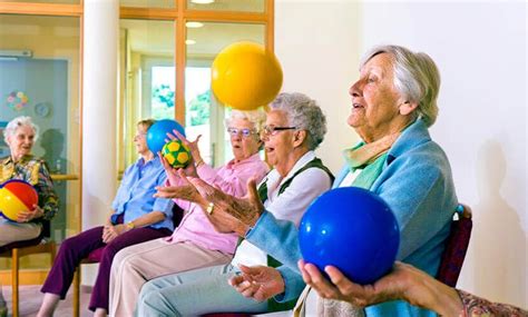 Fotografía de adultos mayores participando en actividades recreativas o recibiendo apoyo