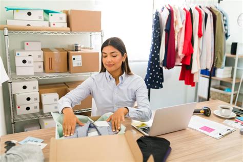Mujer trabajando en su emprendimiento, recibiendo apoyo
