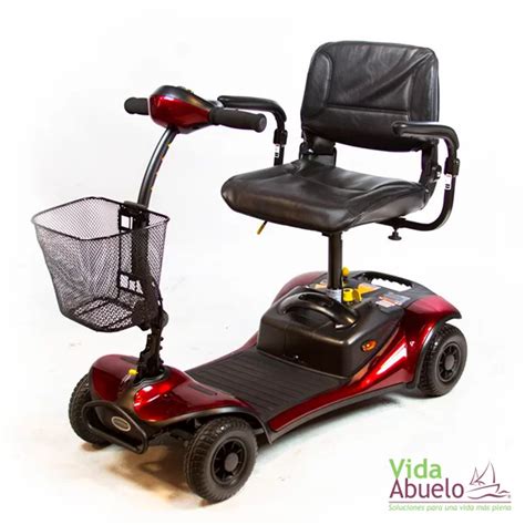 Adulto mayor utilizando un scooter eléctrico para desplazarse por un parque con confianza.