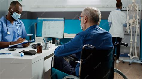 Personas mayores consultando con un médico