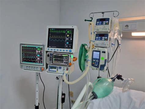 Esquema que ilustra la dependencia de equipos médicos (oxígeno, bombas de infusión, máquinas de diálisis) respecto a la red eléctrica doméstica.