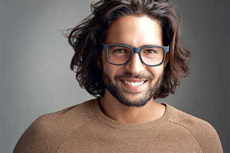 Imagen de un hombre con cabello largo desafiando estereotipos de masculinidad