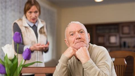 Infografía con los diferentes tipos de trastornos de conducta en adultos mayores.