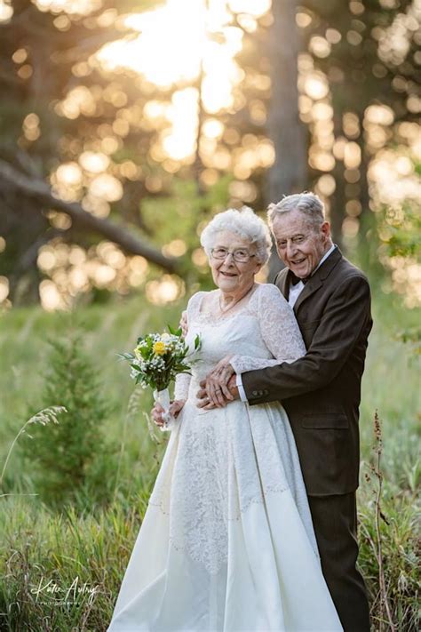 Pareja de ancianos celebrando su boda en un entorno de convivencia asistida