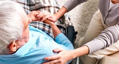 Los ancianos en hogares de cuidado suelen sentirse solos.