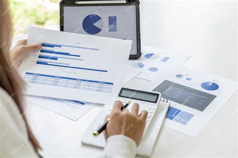 Ilustración de una persona revisando documentos financieros y una flecha indicando un cambio.