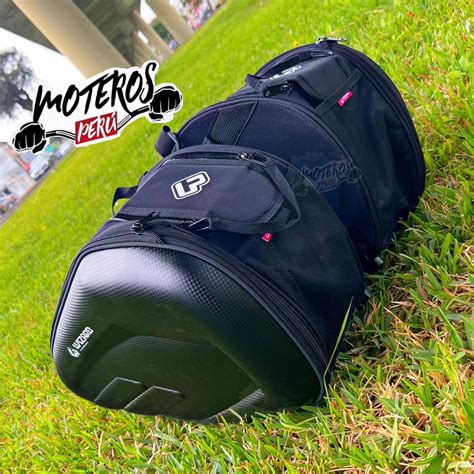 Detalle de accesorios de viaje en moto: alforjas, GPS, casco